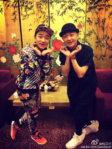 王祖蓝包贝尔合照撞脸网友:双生姐妹花(图)