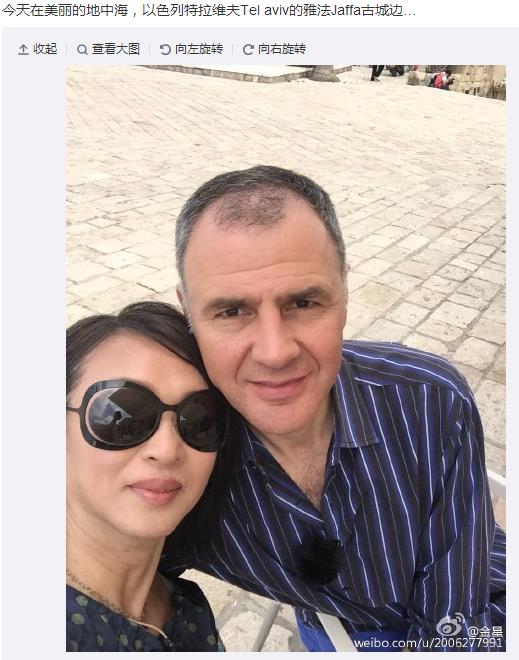 金星依偎丈夫肩头合影戴墨镜浅笑图