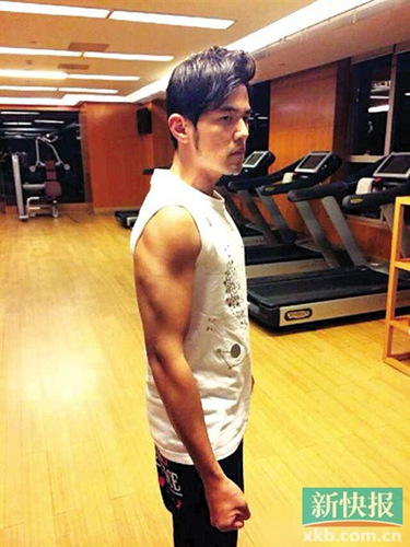 周杰伦晒健身照提醒好友健身遭对方秀八块腹肌图