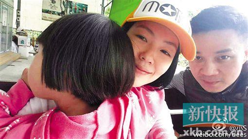 小S头部受伤老公帮忙洗头示爱:真的很幸福(图)