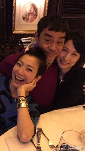 郑秀文晒与刘青云夫妇合影网友:几千瓦的电灯泡