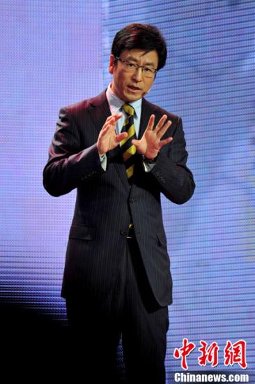 白岩松18岁儿子近照曝光担任学校足球队队长(图)