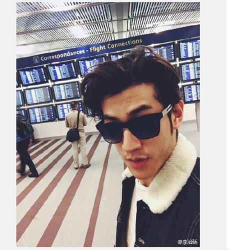 李治廷晒帅气自拍脸上胡茬明显(图)