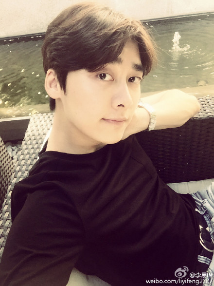 李易峰晒霸气自拍网友:帅得要报警(图)