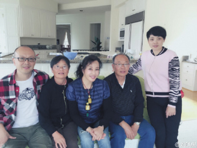 刘晓庆晒与家人合影网友:怎么整天穿棉袄(图)