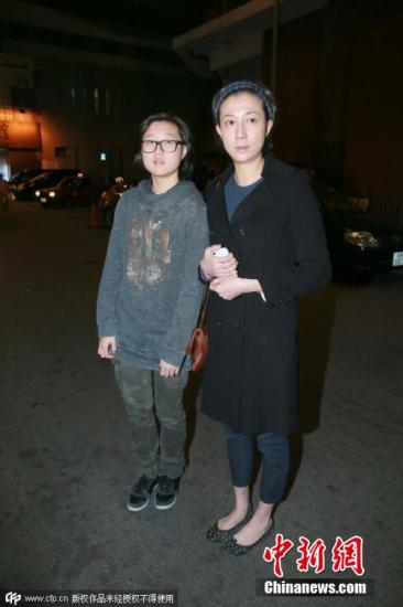 吴绮莉与女儿尽释前嫌现身机场接“小龙女”(图)