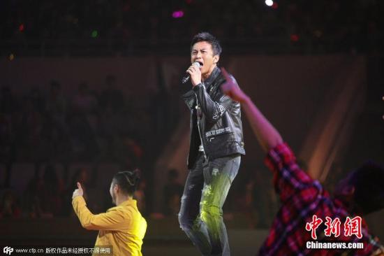 邓超调侃与孙俪家庭生活:拿拖鞋让我给她签名(图)