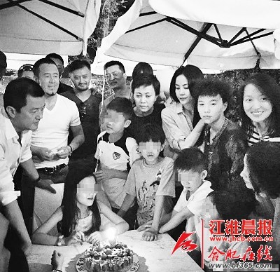 王菲李亚鹏团聚为小女儿庆生窦靖童与李亚鹏拥抱
