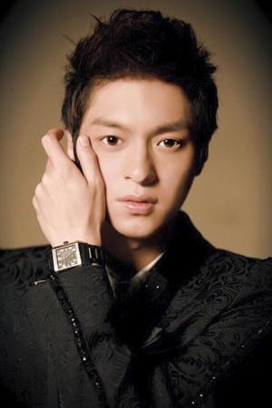 助理陪伴安钧璨:哄其吃药,大小便一手包办(图)