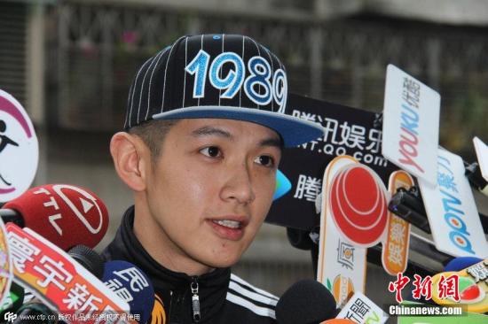 柯震东与好友玩通宵遭遇车祸座驾翻覆在路旁(图)