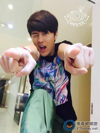 吴克群示范用脚自拍对镜头俏皮眨眼图