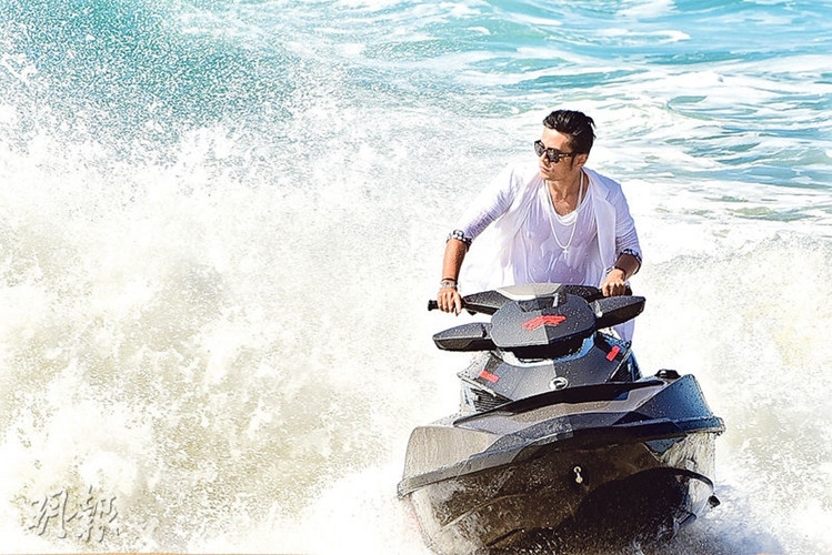 �ܽ��׻��ӹ�������޼���ˮ�ϵ絥����MV