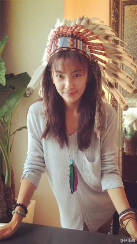 张雨绮戴羽毛帽变身印第安美少女(图)