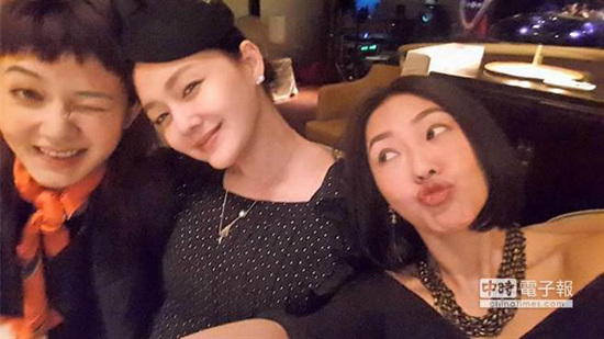 范晓萱与大小S合影俏皮眯一只眼(图)