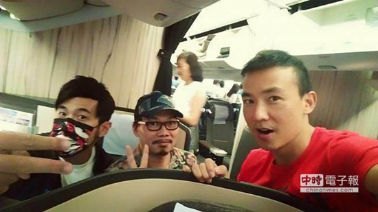 方文山似坐周杰伦腿上合照友人:没那么亲密(图)