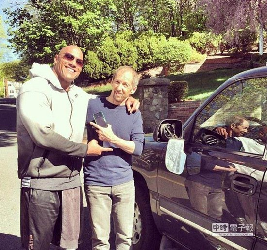 男星巨石强森撞坏粉丝车辆后视镜对方免赔