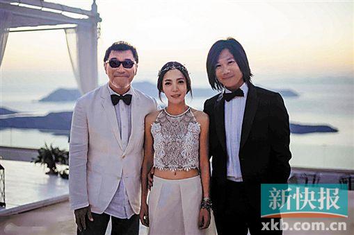 五月天玛莎与妻子完婚二人在夕阳下甜蜜合影(图)