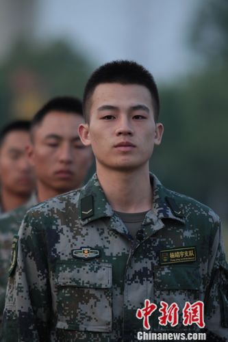 真正男子汉王宝强再打靶欧豪拿枪面露茫然