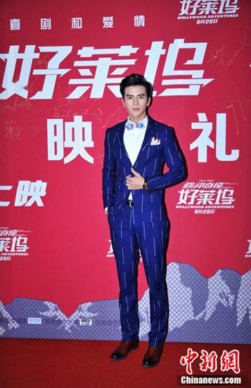 孙祖君受邀参加赵薇新片首映为粉丝签名(图)