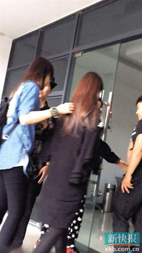 昆凌挺5个月孕肚探班周杰伦穿黑裙黑裤现身(图)