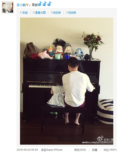 李小鹏陪女儿弹钢琴奥莉穿白裙被赞“才女”(图)