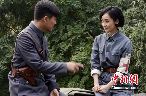 李曼拍战争戏素面朝天瞬间变“泥娃娃”(图)