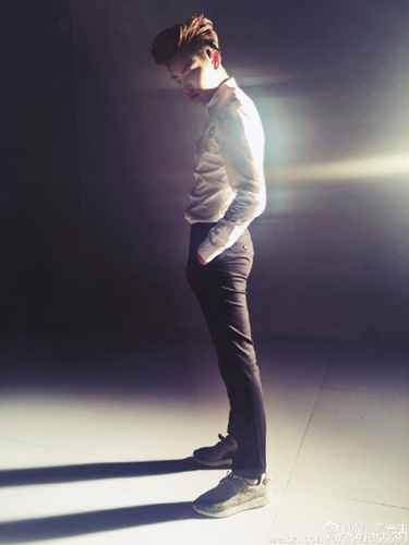 吴亦凡穿新鞋不忘晒照网友调侃:想做代购吗(图)