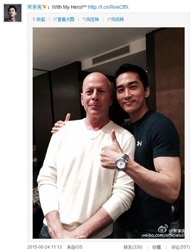 韩星宋承宪与布鲁斯·威利斯合影称对方是英雄