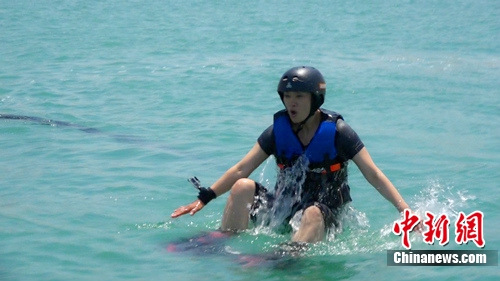 毛阿敏《花少》挑战水上飞行不停落水(图)