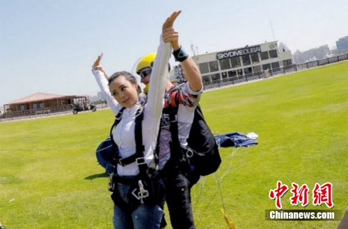 《花少》宁静脚踩高跟跳伞遭遇尴尬情况(图)