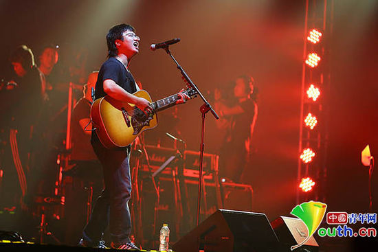 歌手李志巡演落幕 下跪感谢工作人员:他们最辛苦-中新网