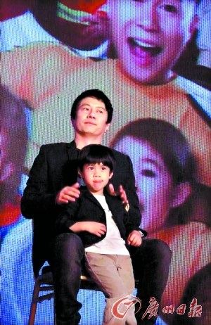 郑钧拒回应汪峰“半壁江山论”:我和他是朋友(图)