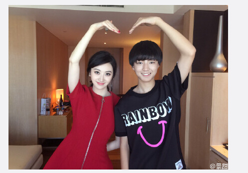 景甜晒与tfboys王俊凯合照 用手做爱心形状(图)-中新网