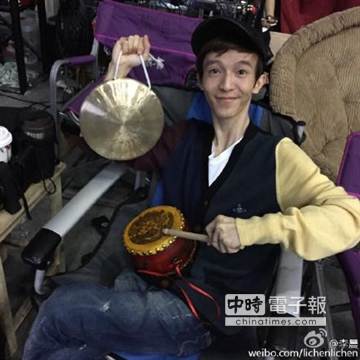 李晨探班范冰冰调侃郭敬明拿锣敲鼓造型（图）