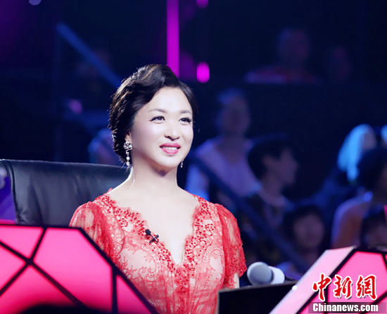 《妈妈咪呀》迎终极绽放夜金星穿红裙亮相(图)