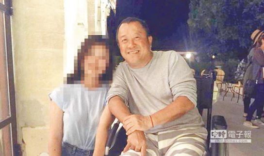曾志伟疑因真人秀节目骨折坐轮椅靠女儿推行(图)