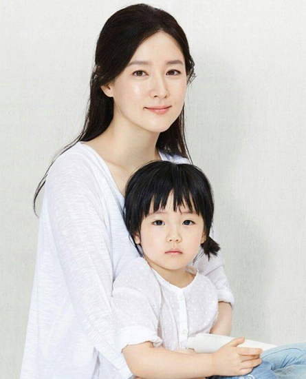 ��Ӣ��һ���ĳ����մ���Ů�ӱ�ɢ����ͼ��