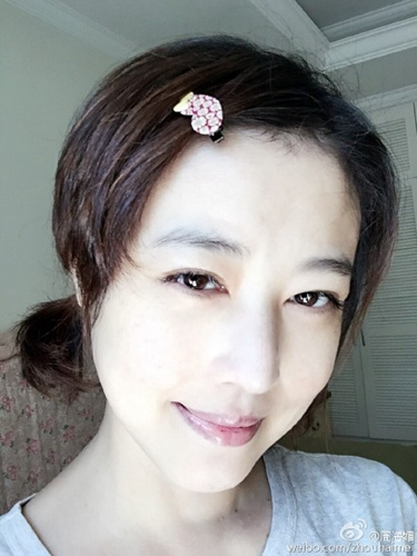 48岁周海媚戴发卡卖萌网友赞:我的冻龄女神(图)
