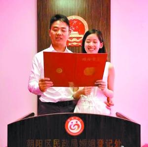 奶茶妹妹、刘强东为天津爆炸受伤官兵等捐1000万