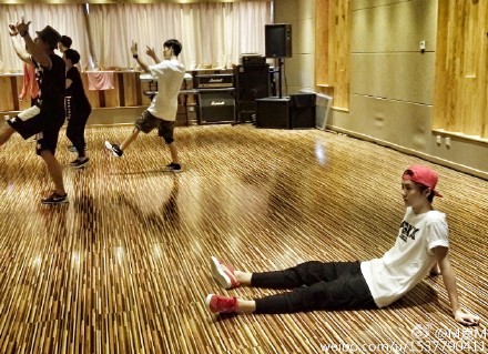 鹿晗练舞后坐地板上休息网友:快起来,地上凉