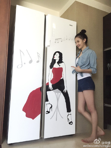 宋佳休闲装扮显露好身材穿牛仔短裤清新可人(图)