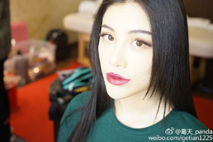 葛天深夜开工晒美照绿衣红唇十分魅惑(图)