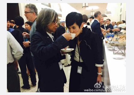 陈可辛端杯子喂吴君如喝咖啡网友:好幸福(图)