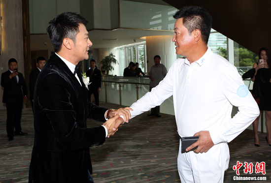 演员印小天大婚感激赵宝刚:像是我爸(图)