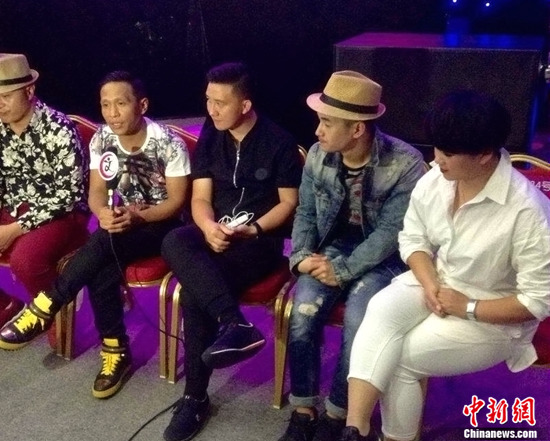 ��С����ʦ���Ա�ɽ��������򣬷���һ�а�������