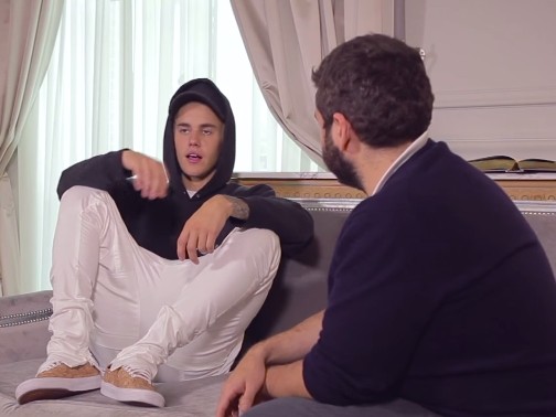 贾斯汀·比伯受访不耐烦蹲沙发上答题(图)