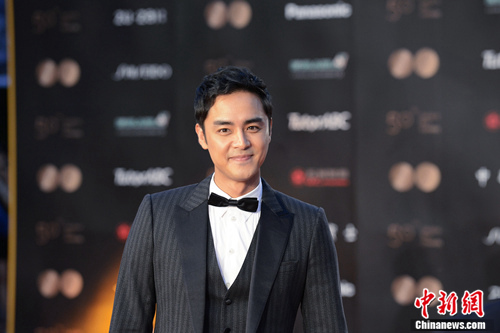 明道任第50届金钟奖颁奖嘉宾穿笔挺西装亮相(图)