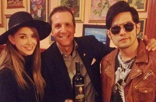 周杰伦飞赴米兰陪妻子昆凌网友:爱妻狂魔(图)