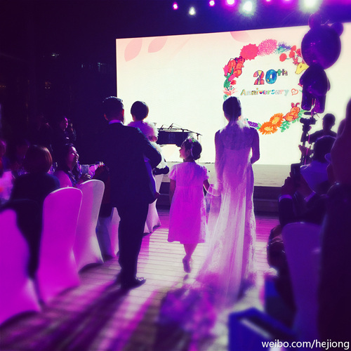 黄磊夫妇庆相爱20年办婚宴拍全家福(图)