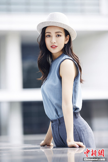 王鸥街拍时尚大片曝光戴白礼帽优雅清新(图)